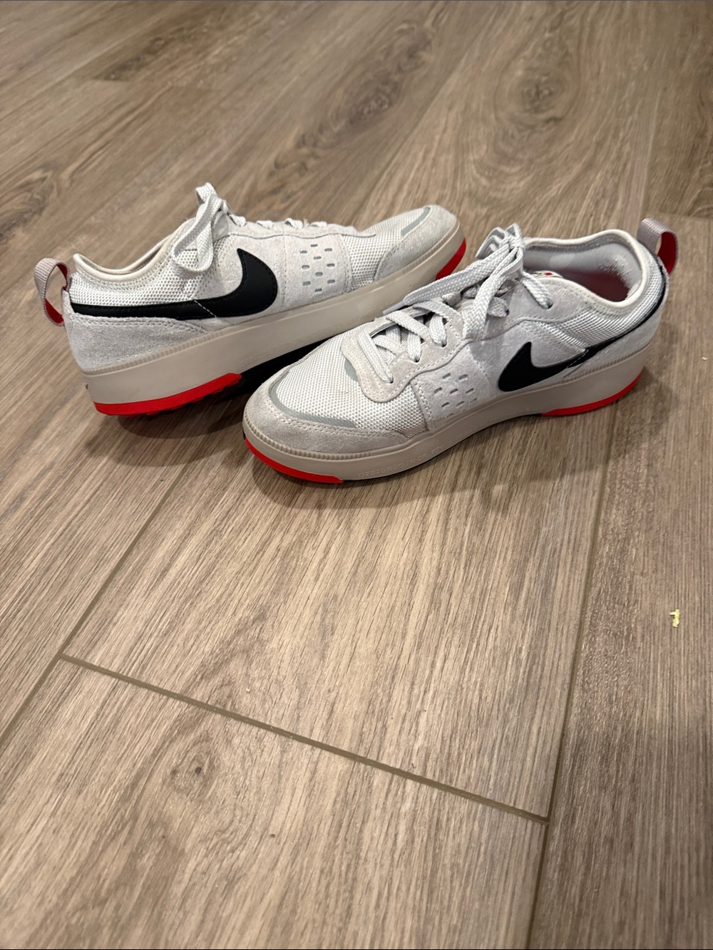 Nike Kids Low-Top Sneakers in Light Gray, Black & Red